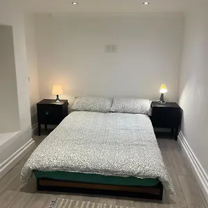 https://plough-way-flat.cambridgehotelsuk.com