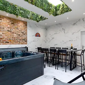 https://23-trafalgar-square-with-hot-tub-and-cinema.yorkshirehotels.net