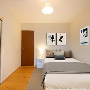 Apartment Amazing 2bed In Canary Wharf, London