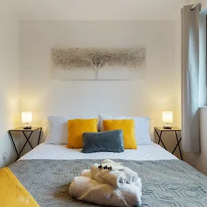 Apartment Short Stays At Claire Place, London